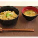 【クズ＆駄目夫】帰り道にたまたま会ったからと、旦那が旦那弟を連れて帰宅した。急だったので2人分の夕飯しかないと謝ると、食べてきたから兄貴たちだけ食べてと言ってくれたので準備をし、箸や調味料を取りにいって戻ってくると…。