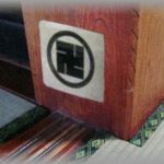 【コワい話】「家を建てるから、参考に家の中見せて」と頼まれ、子供の同級生ママを家に上げた。そしたら後日、別の同級生ママに「あの人の帰った後、家に変なシールが貼られてなかった？」と聞かれ、家の中を探してみたら・・・