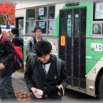 【衝撃】進学校とDQN高校両方の付近を通るバスに乗ったら、丁度両高校生徒の帰宅時間帯に被っていた。そんな中、周りに爺婆がいるのに頑なに優先席を譲らない進学校男子生徒が居た。