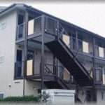 【スカッとする話】自分はアパートの１F、先輩夫婦は３Fに住んでいた。２Fに住んでた一家が夜中までガンガン音楽をかけて先輩夫婦と自分が迷惑をかけられていた。ある日そいつが夜中に「千の風になって」を熱唱しだしたので・・・