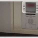 【逆恨み】姉が同じマンションの奥さんから嫌がらせを受けていて、その事を相談していた弁護士さんから期間限定で家を借り移り住むことになり、やっと平穏になった。そして契約終了２ヶ月前、インターホンが鳴りモニターを覗くとそこには嫌がらせ相手が…。というホラー展開だったが「探したわｗ近くに住むから末永くよろしくねｗｗ」の一言で恐怖は笑いにｗｗｗそもそもなんでこんな粘着されてるのかというと…。