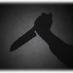 【修羅場】先日姉から「彼氏と彼氏姉が大変なの！すぐ来て！！」というかなり切羽詰ったSOSをもらった。すっ飛んでいくと家の中からは叫び声と何かをぶつけるような音が聞こえ、インターホンを押すと姉が出てきて俺をトイレのほうに引っ張っていった。そこにいたのは尋常じゃない様子で包丁を持ち、トイレのドアをガンガンと蹴る姉の彼氏の姿が…。おそらく怒鳴っている相手はトイレの中の彼氏姉だろう。