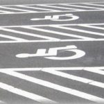 【報告者がクズ】スーパーの障害者用駐車場に車を停めて運転席から降りたら、どっかの爺が大声をだして文句を言って来た。そうこうしている内に俺の母親が店から足を引きずって出てきたので、俺は言ってやった。