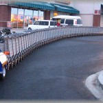 【報告者が・・・】夕方のスーパーの駐車場で買い物カートが使い終わったので、店の前まで持っていこうとしたらそこに車に向かう店員がいた。カートを持っていってくれるのかと思い「お願いしますね」と言ったらものすごい迷惑そうな顔で「は？もう帰るんだけど？」と言われた。