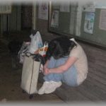 【涙が出る話】高校の時、母が病気で亡くなり私は父に捨てられた。お金もなく追い詰められた私は体を売る決心をし、街に立って目をつけた男性に話しかけた。