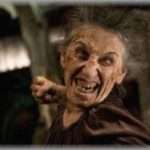 【マジキチ】夫と子供でまったりしてるとインターホンがけたたましく何度も鳴った。驚いてモニターを確認すると義母が鬼の形相で立っていた。私の顔を見るなり「出て行け！このメスブタがあ！！」