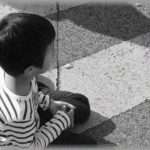 【報告者GJ】午後９時くらいに仕事から帰宅中、道端に座り込んでる雨でずぶ濡れの男の子を発見した。どうやらお母さんが帰ってくるのを待ってるらしいが・・・