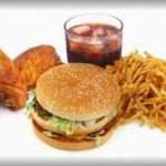 【衝撃体験】ファストフード店でコーヒーをかけられたことがあった。その時、黒のシャツを借りて後日そのシャツは返し店側もお詫びの品とクリーニング代をもって来た。その後その店のクーポン券がポスティングされるようになったのでよく行くようになった。そこでコーヒーをかけられた店員となぜかいつも合う。仕事の都合でその店に行けなくなってからある事件が発覚した。