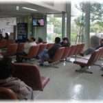 【修羅場】眼科の待合室で男児が隣のサラリーマンに向かって嘔吐した！その子の母親が謝りもせずその場から逃げようとしたので阻止したら・・・