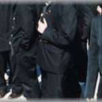 【武勇伝】近所の公園に行ったらベンチを取り囲むように学ラン男子が４人突っ立って誰かを罵倒している。結構大きな声でﾀﾋねだのコロスケだの言っていて怖くて逃げようとしたら、ベンチに座っている人と目が合った。