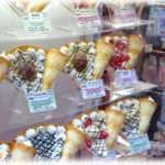 【恥ずかしかった話】クレープが均一価格のサービスデーだったから、今から遊びに行く友達のお土産にと思って電話で食べたいか聞いたら「生クリームだけのやつ！」と言われたのでそのまま注文すると…。わざわざ言うことないじゃん＞＜！