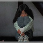 【ネグレクト】単身者向けのマンションの廊下でよく見かける小学校低学年くらいの女の子。子連れが住んでるのかなと不思議に思い、大家さんに聞いたら「そんなはずはない！」一緒にその部屋に行ってみると、そこには・・・