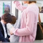 【友達やめたい】電車で目の前に臨月くらいの妊婦が立ってたので、席を譲ろうと立ち上がったら、一緒にいた友人が思わぬ行動に出た