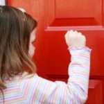 【GJ】息子の同級生女児が下校途中に我が家に寄って「送ってけ」だの、「食べるもんよこせ」だの言ってくる。いつもは私がきっぱり断ってたんだけど、ある日たまたま息子が対応してしまい…