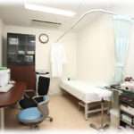 【修羅場】ある日太ももが蚊に刺されたように赤くなっていて、放置していたら体中に点々が出来てきた。おかしいと思って病院にいくと肝炎でそのまま入院に…。その後見舞いに来た親に「肝炎はアバズレのかかる病気だ！」と罵られ私は親と縁を切ると決意した。その後家出をして一人暮らしを満喫してたんだけど、SNSで知り合った女の子と会う約束をしたらその女の子は…。