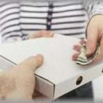 【俺って非常識？】デリバリーピザを頼んで1万円渡したら「え？細かいのないんですか？お釣りないですよ？」って言われた