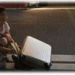 【イラッとする話】仕事が忙しくて、帰って寝て起きて即出社な生活をしていた頃、深夜家に帰ると母方の親戚Aがいた。オタクイベントに出るから泊めろと言われ拒否したが、明日の朝までで良いと懇願されて渋々泊めた。すると翌朝早朝A親から連絡があって部屋が汚いと説教された。Aがメールで文句を垂れたようだ。貴重な睡眠時間を奪われた＆その後のA母の言葉に私はブチギレ。