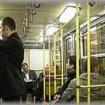 【修羅場】電車で吊り革につかまりながら本読んでたら、怒声とともに足元に赤ん坊が転がってきた。抱き上げようとかがんだら後ろから突き飛ばされて・・・