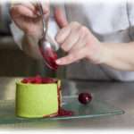 【修羅場】昔、旦那と付き合っていたころ義実家に遊びに行ったら小姑がケーキを焼いてくれた。お菓子も作れないの？女子力低っ！って小姑には言われたけど、素直に感心して「すごい！他のも食べたい！」ってねだってしまった。すると義実家に行くたびに手作りお菓子が出てくるように。そんな小姑はパティシエになり結婚式で私とのエピソードを披露。途中までは良い話だったんだけど段々雲行きが怪しくなって…。