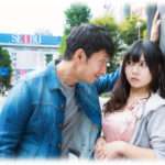 【衝撃体験】友達と待ち合わせのとき近くにいた可愛い系の女の子がナンパされてた。男はしつこく話しかけてて、女の子は黙って話を聞いてたんだけど突然踵を返して逃げようとした。それにあせった男が女の子の手首を掴んで何事か言ったと思ったら女の子が男に近づいて…