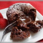 【女の敵は女】バレンタインに料理上手な彼女がフォンダンショコラをたくさん作ってくれたので、おすそ分けとして会社にも持って行った。同僚にも配り、昼食後のデザートとして机の上に皆がフォンダンショコラを置いているのをみた女子社員が突拍子もないことを言い出した…！！