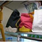 【修羅場】網棚から荷物を取っていたババァが落とした荷物が肩に当たった！黙って去ろうとするババァを引き留めたが…