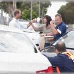 【唖然】ファミレスの駐車場で、彼氏の車の隣に駐車していたおばさんがドアをぶつけてきた。でもそのおばさんが知らんぷりして行こうとしたので咎めると、ものすごい態度が悪く全く反省してない。もう我慢も限界だったので彼氏が警察を呼ぶと、なんとそのおばさんの正体は…！！