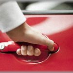 【恐怖】買い物が終わるちょっと前にエンジンをかけておき、買い物を終えて駐車場へ行くと見知らぬ女性がうちの車のドアを開けようとガチャガチャしてた…！警備員に行って注意してもらうと、その女が信じられない事を言い出した！！