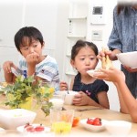 【スカッとする話】義妹には幼児から小学生までの4人の子がいる。私たち夫婦が義実家に遊びに行ったときに義妹が来ると義実家も私たち夫婦も総出で子守することになってしまう。甥姪はかわいいからなんとも思ってなかったんだけど義妹が義妹旦那に言った「長男くんは私ちゃんにお守させてビール飲みなよ！」にカチンときてあまり義実家に行かなくなった。その結果、姑がキレたｗｗｗ