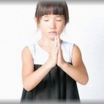 【笑っちゃいけない笑える話】親戚の葬式があったので3歳の息子を連れて行った。お経が終わり次はお焼香。お焼香もほほ終わりに近づいた頃大きなドラの音が。それを聞いた息子が思わず・・・・。