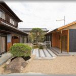 【ｴﾈ夫未遂】敷地内同居予定で新居を建ててくれたので、結婚式直前に荷物を運びに行ったら新居で既に誰かが住んでいる…！！シラっと「事後報告で悪い。新居には母屋に同居していた長男夫婦を住まわせることにしたから、母屋に荷物入れて」と言われて…！！