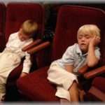 【ずうずうしい】映画館で別料金上乗せで指定席座ってた。子連れ親「うちの子のが小さいので、席をかわってくれませんか?」私「いえ、ここ指定席ですよ?」→トイレから戻ると・・・