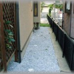 【怖い話】一階に住んでいる。ベランダがあって下には玉砂利が敷いてある。玉砂利が敷いてある空間には住人は入れないようになっている。なのに、深夜３時玉砂利を踏みしめる音がしている。