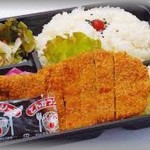 【ブチギレた話】仕事を終えて弁当を買いに行った時、俺はとんかつ弁当を頼んだが売り切れていた。仕方ないのでから揚げ弁当を頼んで250円払おうとしたら店員に500円請求された。