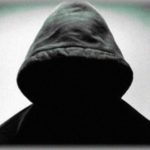 【怖すぎ】自宅の敷地内に停めてた車内で携帯いじってたら、玄関に外人の来客が。来客は玄関の戸を開けて姿が見えなくなった。何故かわからないが嫌な予感がした私は・・・