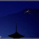 【泥ママ】送り火イベントを特等席で見るために、すげー前からがんばってレストランの席を予約。だが当日…なぜかその席が無い。あきらめてホテルに行ったが、後日保育園でとんでもない真相がわかった。