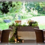 【地獄】真夏の結婚式。会場は壁一面の窓ガラスでその向こうには素敵なガーデンが。でも窓ガラスからものすごい熱気…！窓側に空調を合わせると別の席の人たちが寒がるから…とどうにもならない状態。そんな中とうとう私は…