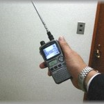 【かなC】ひと昔前、我が家に盗聴器が仕掛けてあったので警察を呼んだ両親。警察「他に一緒に住んでいるご家族はいますか？」両親「22歳の娘が…」警察「あぁ、ではその娘さんがターゲットの可能性が高いですね、帰りを待ちましょう。」→私登場！→警察「…」