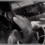 【本当にあった怖い話】停車していた車を発進しようとしたら窓をコンコンと叩かれた。男性２人「警察なんですけど、ここらへんで強盗があったので中を見せてください」