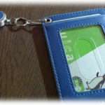 【恐怖】駅で定期入れを落としてしまった。その中には定期のほかに学生証も入っていて、拾った人がそれを見て連絡をしてきた。お礼を言って、警察に届けてほしいと頼んだんだけど、会ってお礼を聞きたいと言ってきかない。なんだか怖くて、結局定期も学生証も全部諦めて連絡を絶った、と思ったらゼミの友人から怖いことを聞かされた。