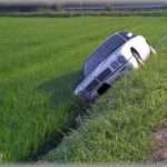 【恐怖】うちの田んぼに男女４人が乗った乗用車が落っこちた。当然両親も祖母も大激怒して賠償だのなんだのと揉めていたが、その車に乗っていた男女のうち二人が謝罪に訪れた。すると・・・