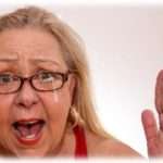 【DQN返し】姑の実父が亡くなったのでお悔やみを申し上げたら「お前が代わりに死ねばよかった!」と怒鳴られた。ハイハイと聞き流した後、微妙に人のいない階段の下で泣き崩れた。すると親戚が来て「どうしたの？」と声をかけてくれたので…。BIGチャンス到来！