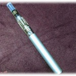 【愚痴】妊娠中はタバコをやめてたんだけど、2人目のときどうしてもイライラが解消できなくてニコチンの入っていない電子タバコを使い始めた。しかし子供にはタバコを吸っているように見えるので、私がタバコを吸っていると園長先生の前で言ってしまった。その結果…。