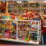 【涙】子供の頃通っていたおもちゃ屋さんのおばちゃんと仲が良かった。おばちゃんは、俺が大人になって子供ができたらその子におもちゃをプレゼントしてあげるねと冗談交じりに言っていた。そして月日が流れ、俺にも子供ができた。子供におもちゃを買ってあげようと、おばちゃんのお店に行ったんだ。そしたら…