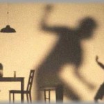 【毒親】私の親は怒り方がDQNだった。殴る蹴るは当たり前、壁や床に打ち付けられるのも当たり前。よそのおうちでも躾というのは皆こういうものだと思っていた。でも精神的にキツかったのか中学の頃の私は目つきが悪すぎて男子にも避けられる始末…とうとう自分から他人に対して壁を作るようになった。そして…