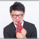 【器がおちょこ】３年付き合って、そろそろ結婚したいね…と彼と話していた。元々結婚後も働く気でいたのだけど、「結婚後も共働きね。ニートを養う気はないから」「生活費はきっちり折半。お小遣い制とか惨めになるわｗ」と引くような言動を繰り返すようになり…別れを決め、すぐに新しい出会いにも恵まれて幸せな日々を送っていた…ところが、FBを通じて私の現在の生活を知った元ｶﾚが…！！