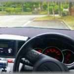 【恐怖】車の運転席で旦那を待っていた。すると突然ド―――――――ン!!!と爆音が聞こえて同時に頭に割れるような痛みを感じた。窓の外を見たら私のこと指差して騒いでる人たちがいる。