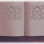 【夫婦】女房が早く死なないかなって思ってたら事故であっさり死んだ。あいつの私物を片っ端から壊してやった。ざまあみろって思った。机の中にへそくりでもないかなとこじ開けてみるとノートが入ってた。あいつ、子供がいないことや俺が浮気してるんじゃって延々書いてた。馬鹿かと思いながら破り捨てた。あれから…