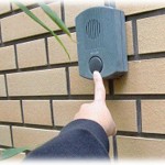 【怖い話】小学生の時、両親が出かけたすぐ後にチャイムが連打され、忘れ物でもしたのかと扉を開けると3メートルくらい離れた場所にリュックを背負った男の子がいた。その男の子は目が合うと一目散に走ってきて扉を閉める間もなく押し入られてしまった。そしてその男の子は近くの部屋に入ると…。