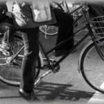 【災難】お弁当を買いに外に出たら、背中に物凄い衝撃を食らって花壇に頭から突っ込んで流血→ママチャリに乗った見ず知らずの母子が私を指差して大爆笑していた。子「ママすごい！悪者をやっつけたね！」